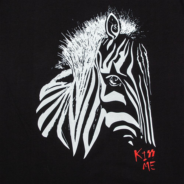 Майка женская «Арт-рокстар. Kiss Me», черная с логотипом  заказать по выгодной цене в кибермаркете AvroraStore