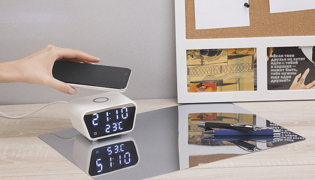 Настольные часы "Smart Clock" с беспроводным (15W) зарядным устройством, будильником и термометром с логотипом  заказать по выгодной цене в кибермаркете AvroraStore