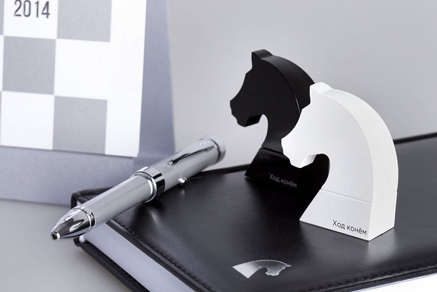 Ручка с проекцией из серии «Ход конем» с логотипом  заказать по выгодной цене в кибермаркете AvroraStore