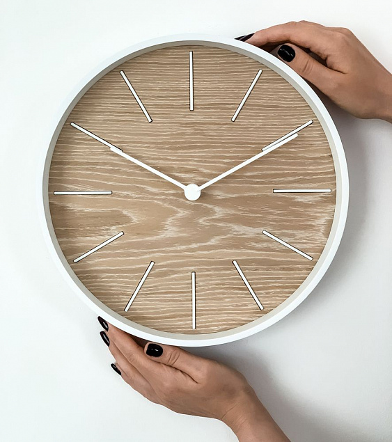 Часы настенные Kudo, беленый дуб с логотипом  заказать по выгодной цене в кибермаркете AvroraStore
