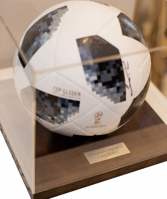 Футбольный мяч с автографом Луки Модрича с логотипом  заказать по выгодной цене в кибермаркете AvroraStore