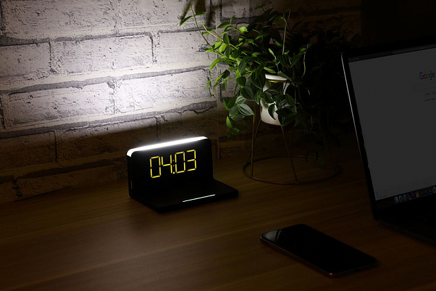 Часы настольные с беспроводным зарядным устройством Pitstop, черные с логотипом  заказать по выгодной цене в кибермаркете AvroraStore