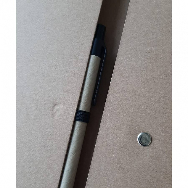 Блокнот NEYLA A5 на пружине, твердая обложка, шариковая ручка, рециклированный картон с логотипом  заказать по выгодной цене в кибермаркете AvroraStore