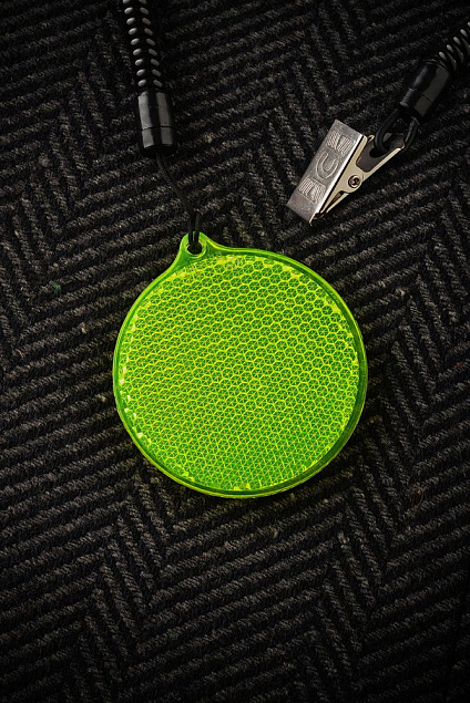 Пешеходный светоотражатель «Круг», зеленый с логотипом  заказать по выгодной цене в кибермаркете AvroraStore