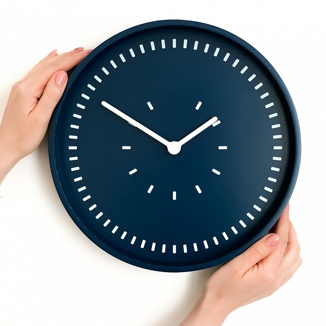 Часы настенные Tweet, синие с логотипом  заказать по выгодной цене в кибермаркете AvroraStore