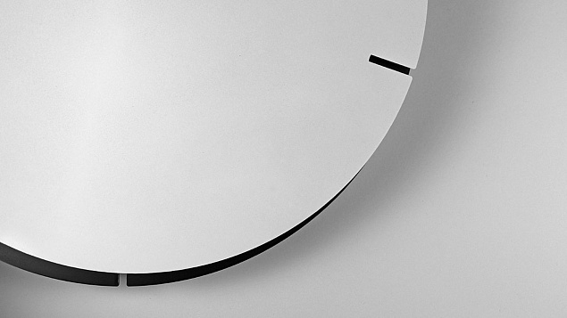 Часы настенные Melancholia clock, белые с логотипом  заказать по выгодной цене в кибермаркете AvroraStore