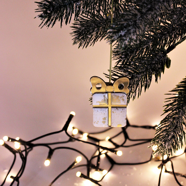 Ёлочная игрушка Подарочек (белый с золотым ) с логотипом  заказать по выгодной цене в кибермаркете AvroraStore
