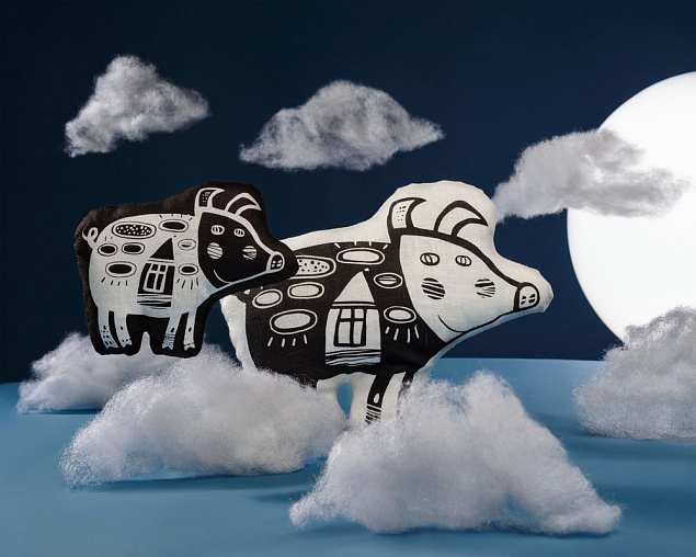 Игрушка «Свинка, витающая в облаках», черная с логотипом  заказать по выгодной цене в кибермаркете AvroraStore