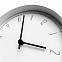 Часы настенные Oddi, белые с логотипом  заказать по выгодной цене в кибермаркете AvroraStore