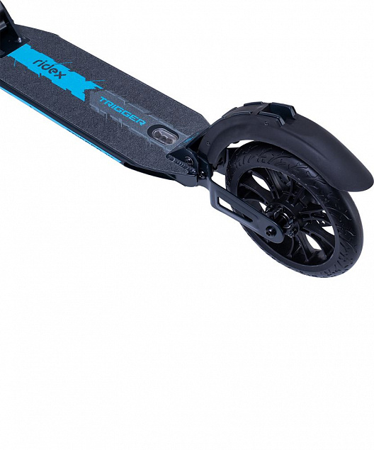 Самокат Trigger, черный с голубым с логотипом  заказать по выгодной цене в кибермаркете AvroraStore