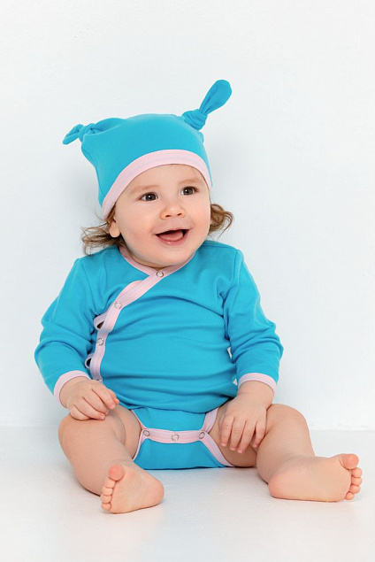 Шапочка детская Baby Prime, молочно-белая с логотипом  заказать по выгодной цене в кибермаркете AvroraStore
