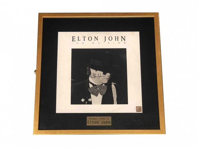 Пластинка с автографом Элтона Джона с логотипом  заказать по выгодной цене в кибермаркете AvroraStore