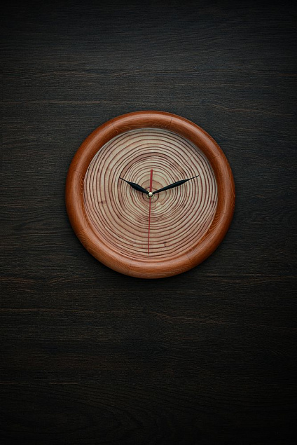 Часы настенные с деревянным ободом, дуб с логотипом  заказать по выгодной цене в кибермаркете AvroraStore