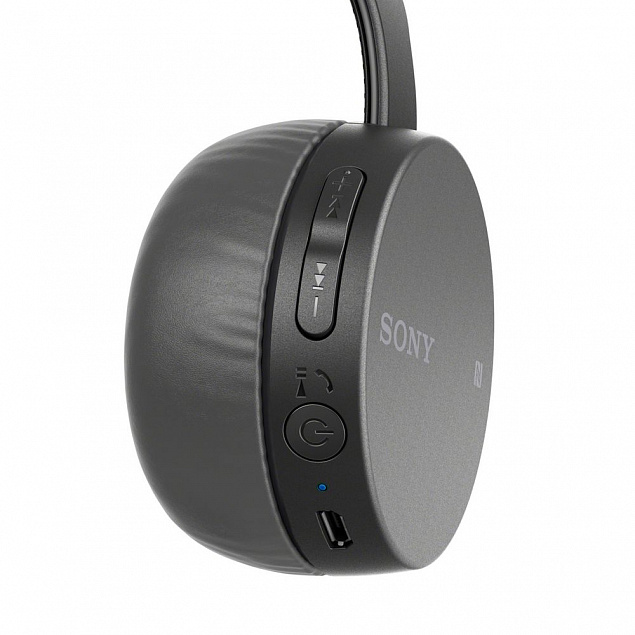 Беспроводные наушники Sony СН400, черные с логотипом  заказать по выгодной цене в кибермаркете AvroraStore